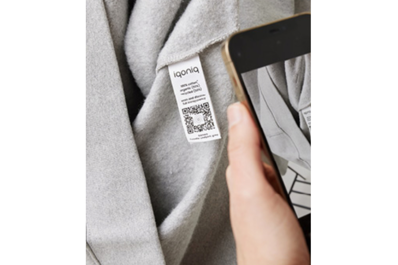 <p>For its new Iqoniq eco-green cotton clothing line, Xd Connects has included on the label a digital passport certified by Aware, a company that has developed traceable microparticles introduced into recycled raw materials and then verified at each step of the production chain</p>
